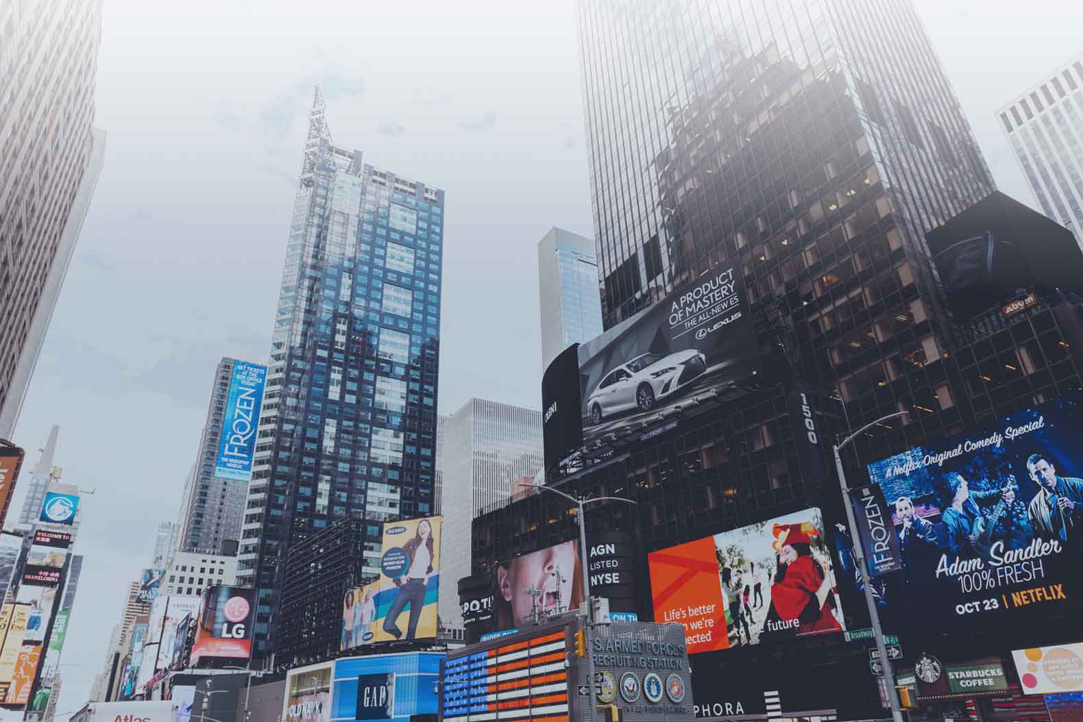 Equipo editorial en operación